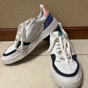 Barely worn adidas sneakers